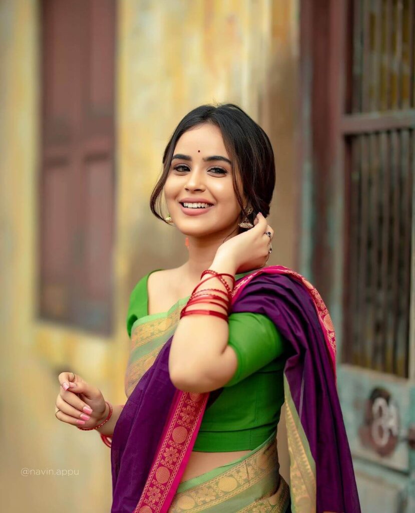 Actress Kanmani Manoharan sexy look in saree