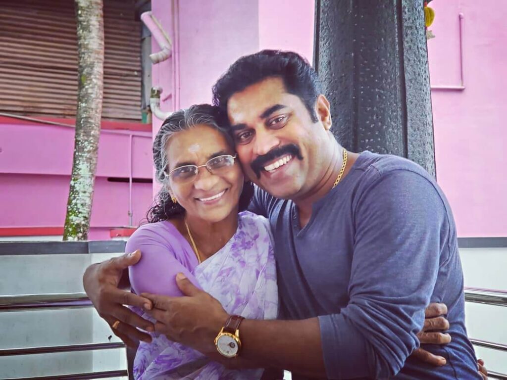 Suraj Venjaramoodu with mother