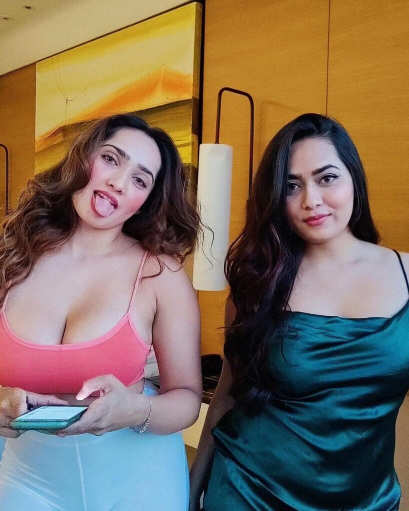 Aditi Mistry with sister