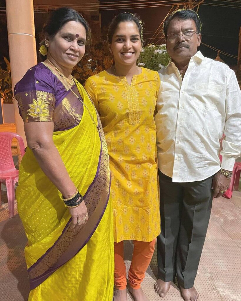 Veda Krishnamurthy with parents