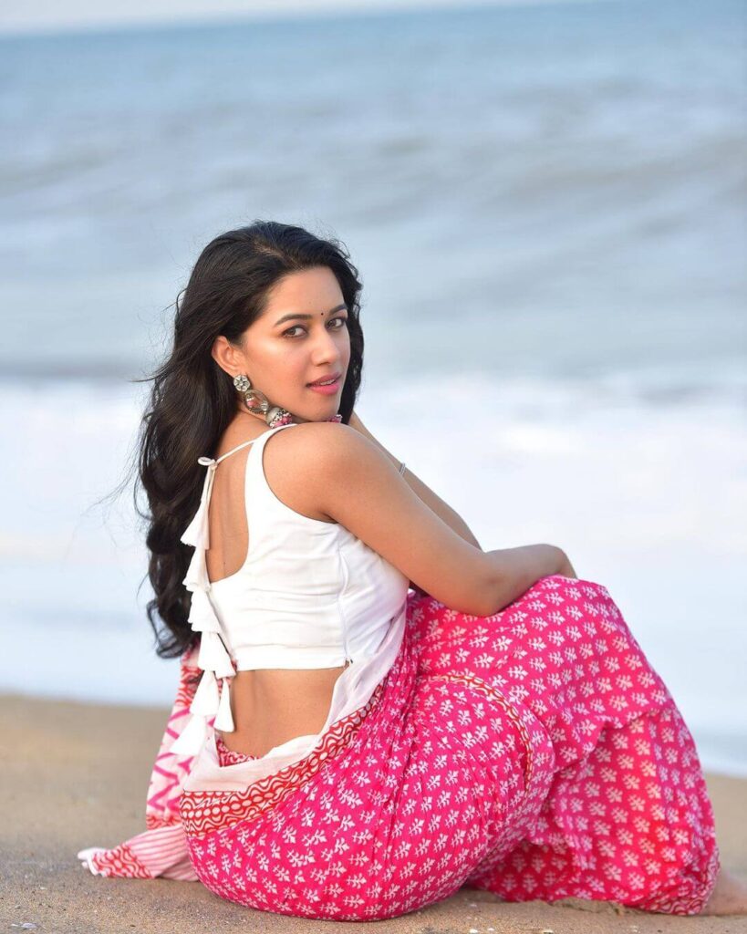 Mirnalini Ravi in sexy saree