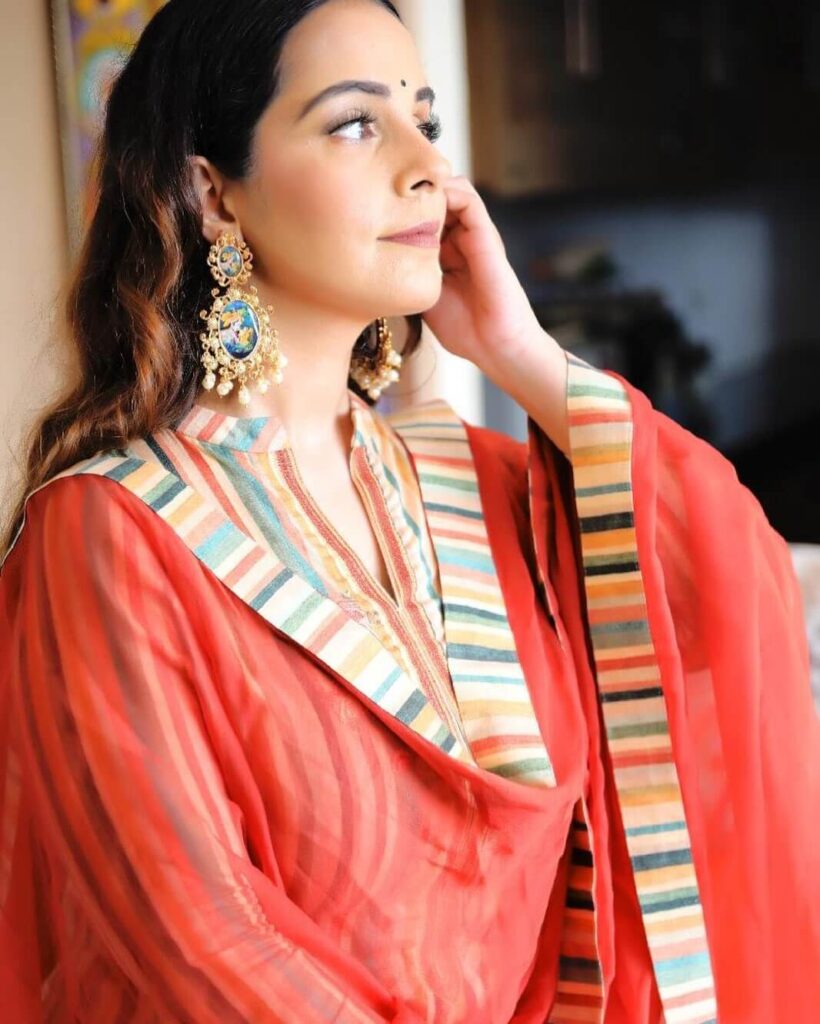 Simar Kaur in Gede Music Video