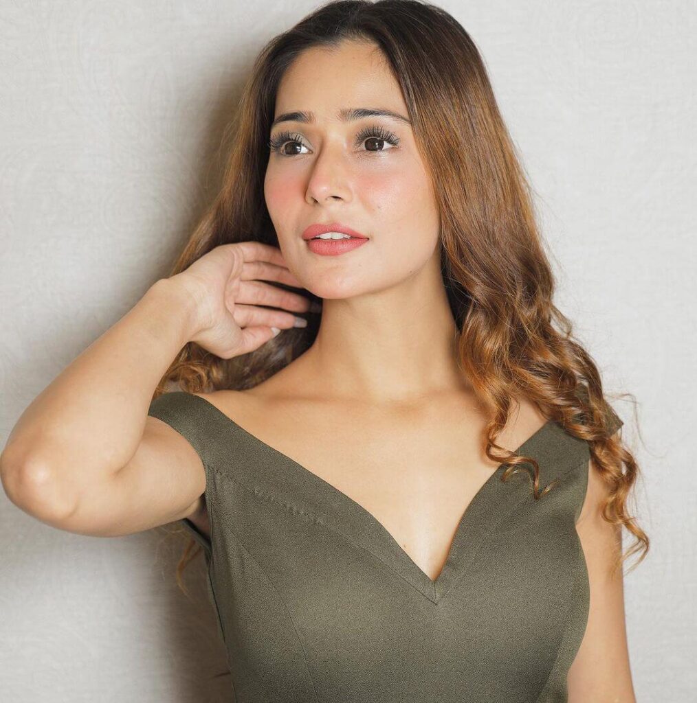 Sara Khan in sexy outfit