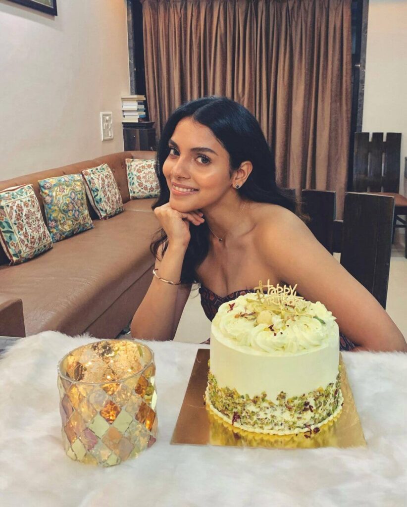 Harshadaa Vijay with birthday cake
