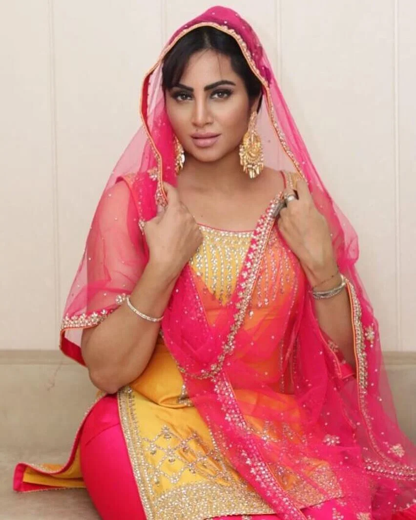 Arshi Khan in traditional outfit