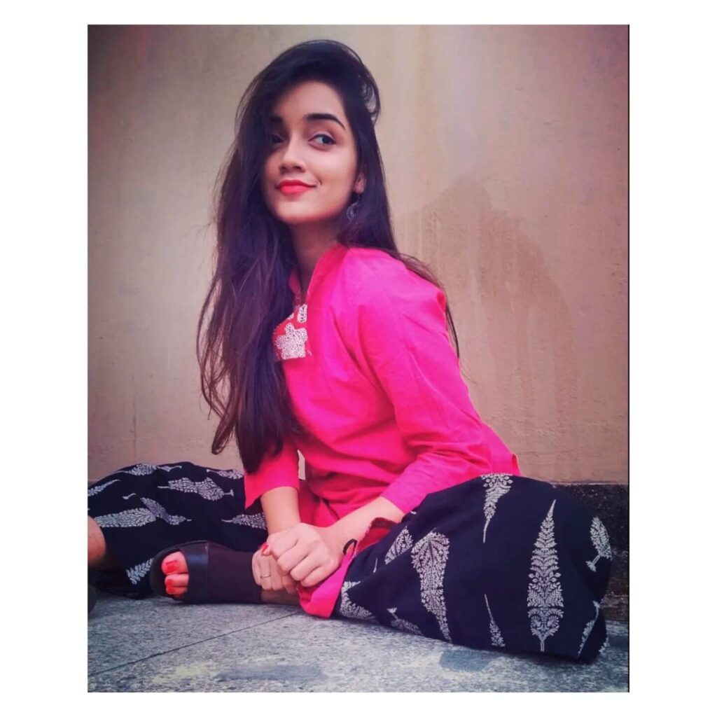 Sheersha Banerjee in pink top
