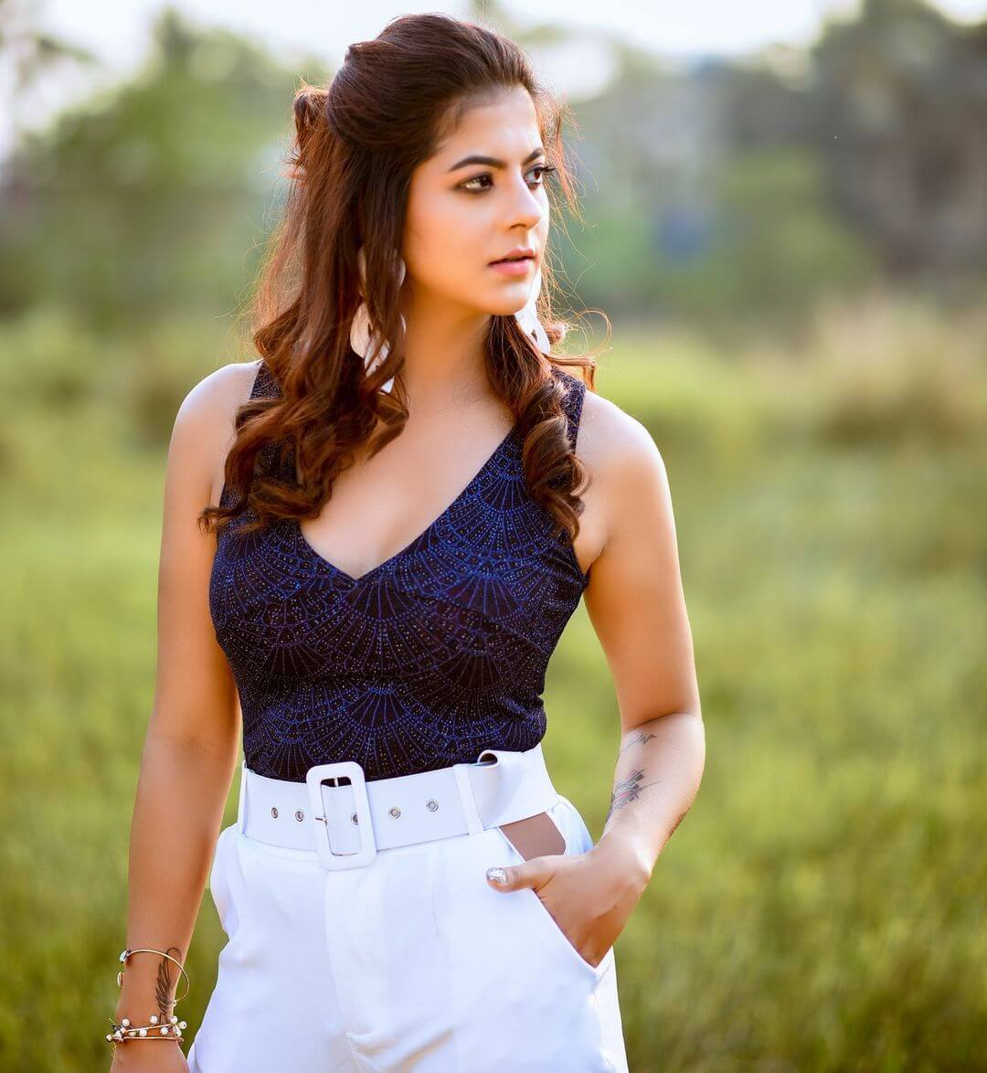 Alivia Sarkar in sexy dark blue and white outfit