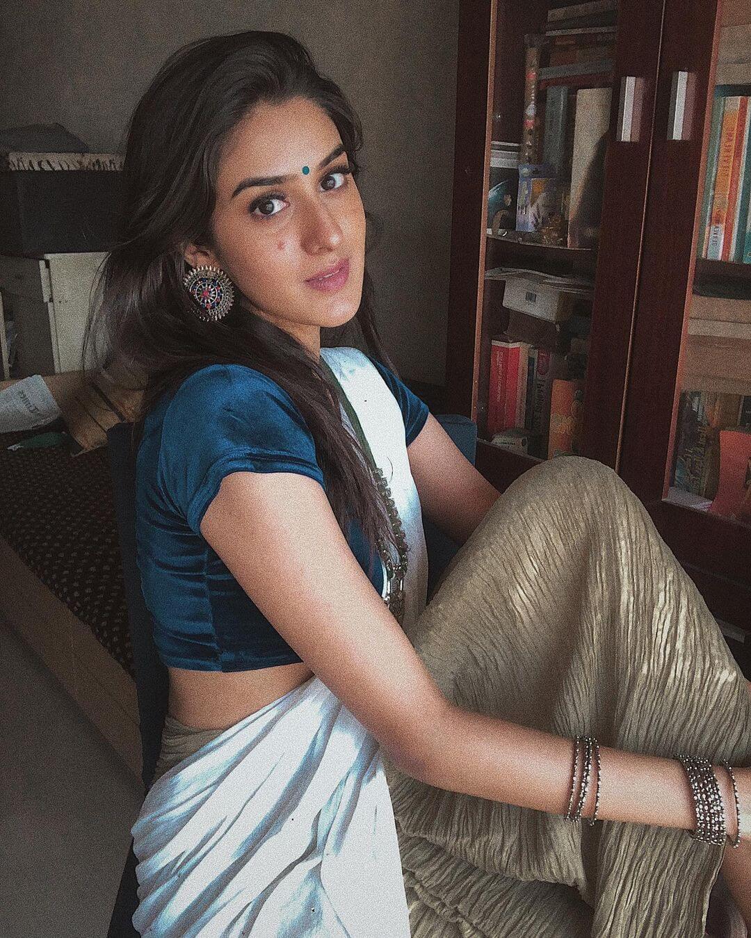 Actress Sakshi Vaidya in sexy look
