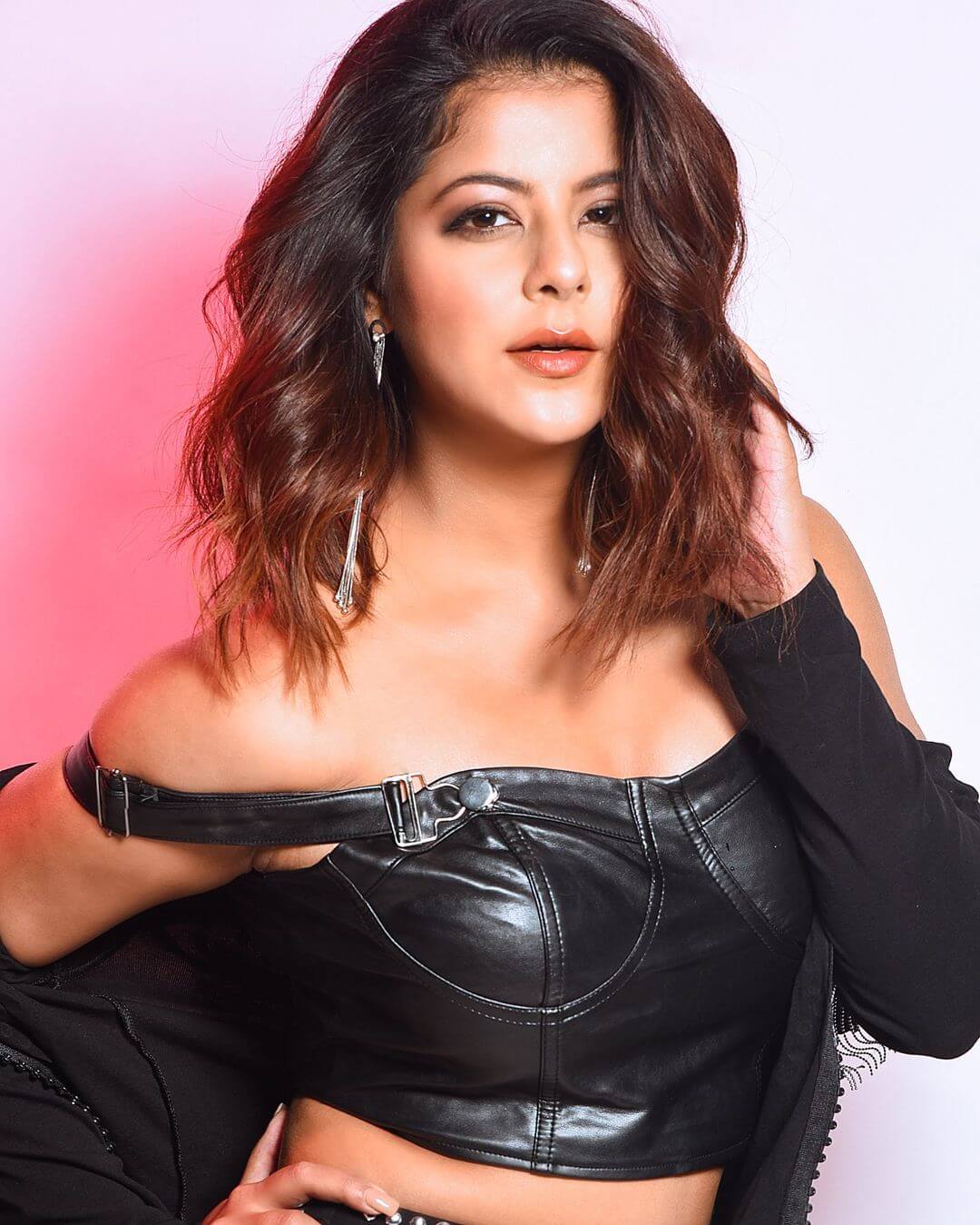 Actress Alivia Sarkar sexy look in black outfit