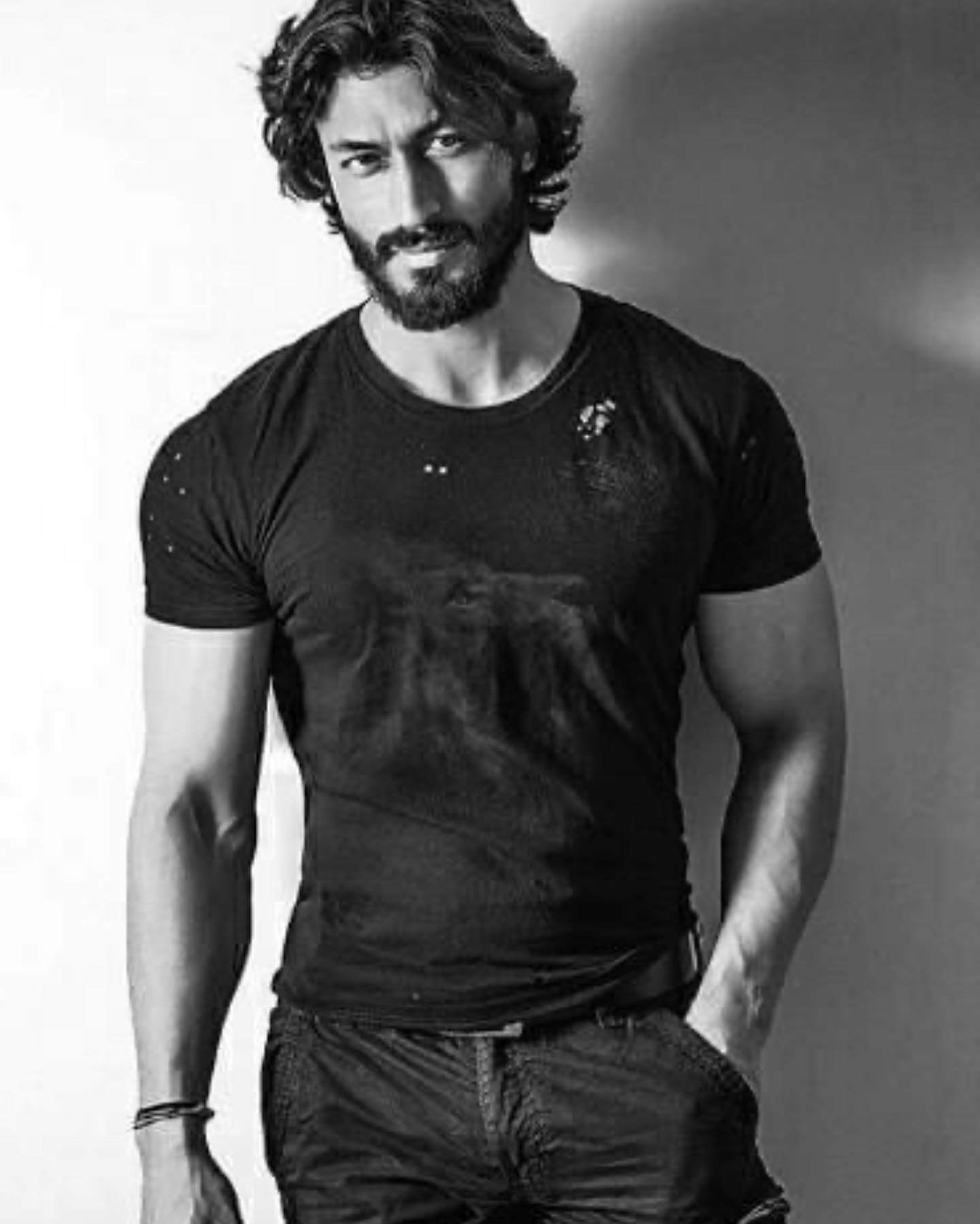 Actor Vidyut Jammwal in stylish black outfit