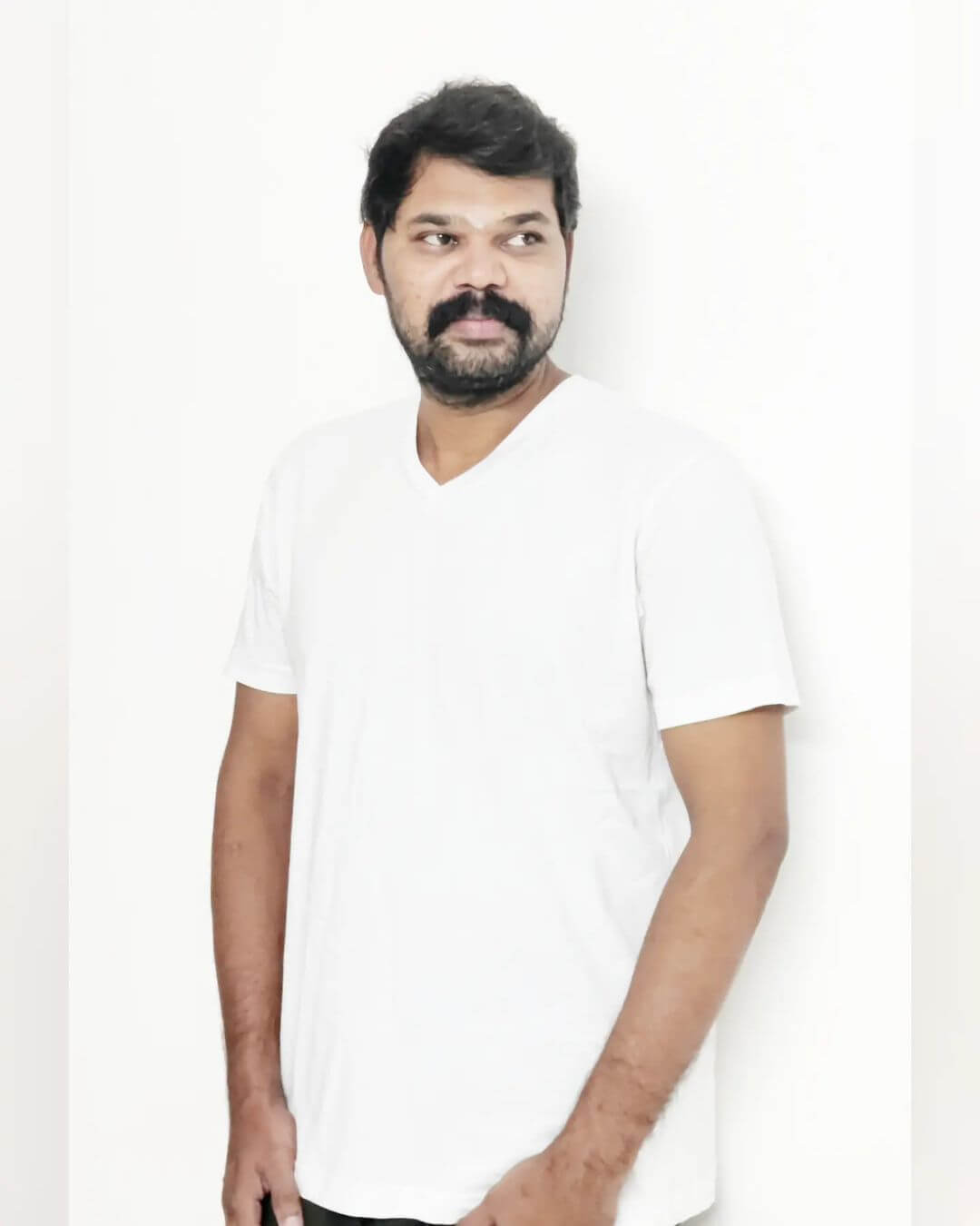 Actor Vivek Prasanna in white outfit