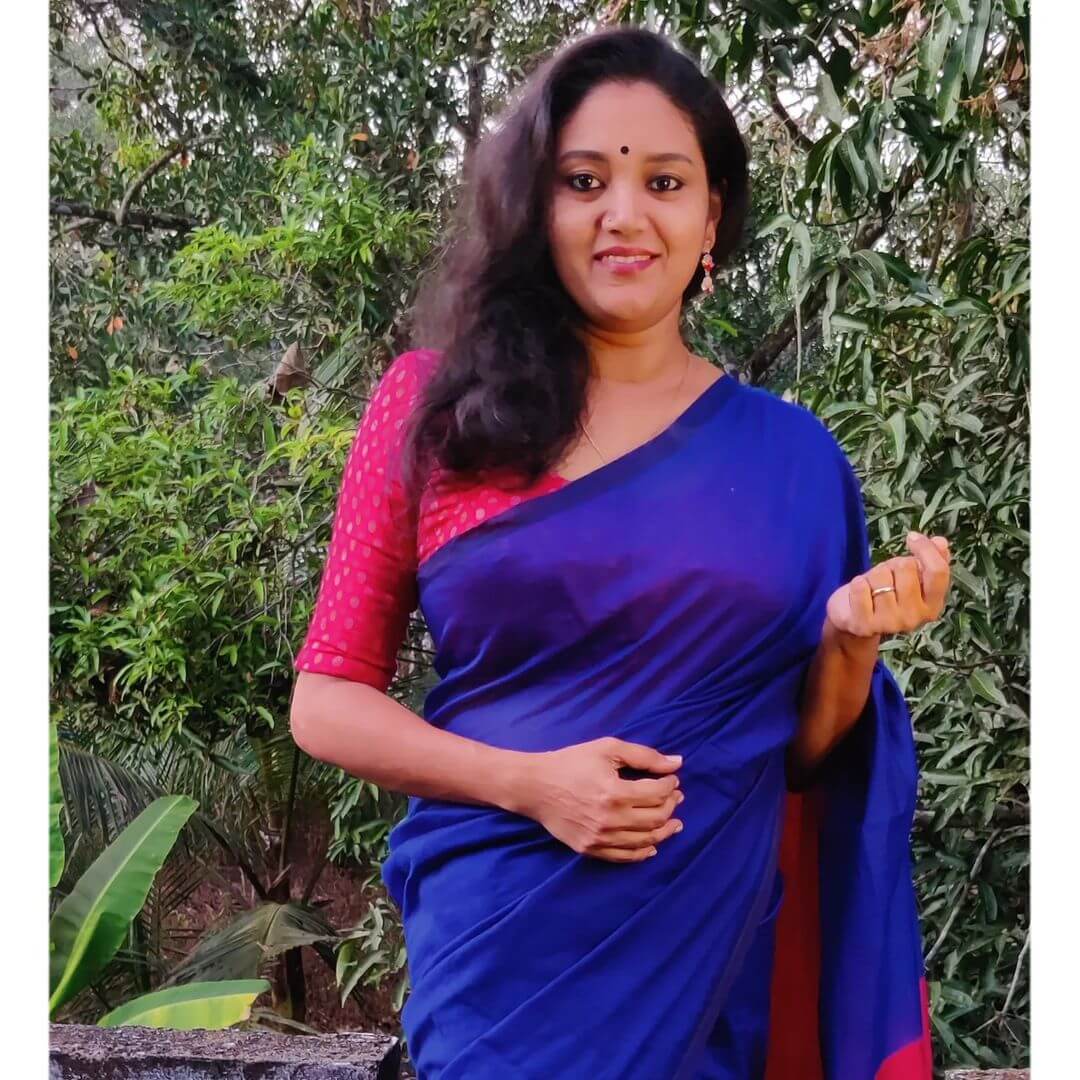 Actress Smruthi Anish in dark blue saree