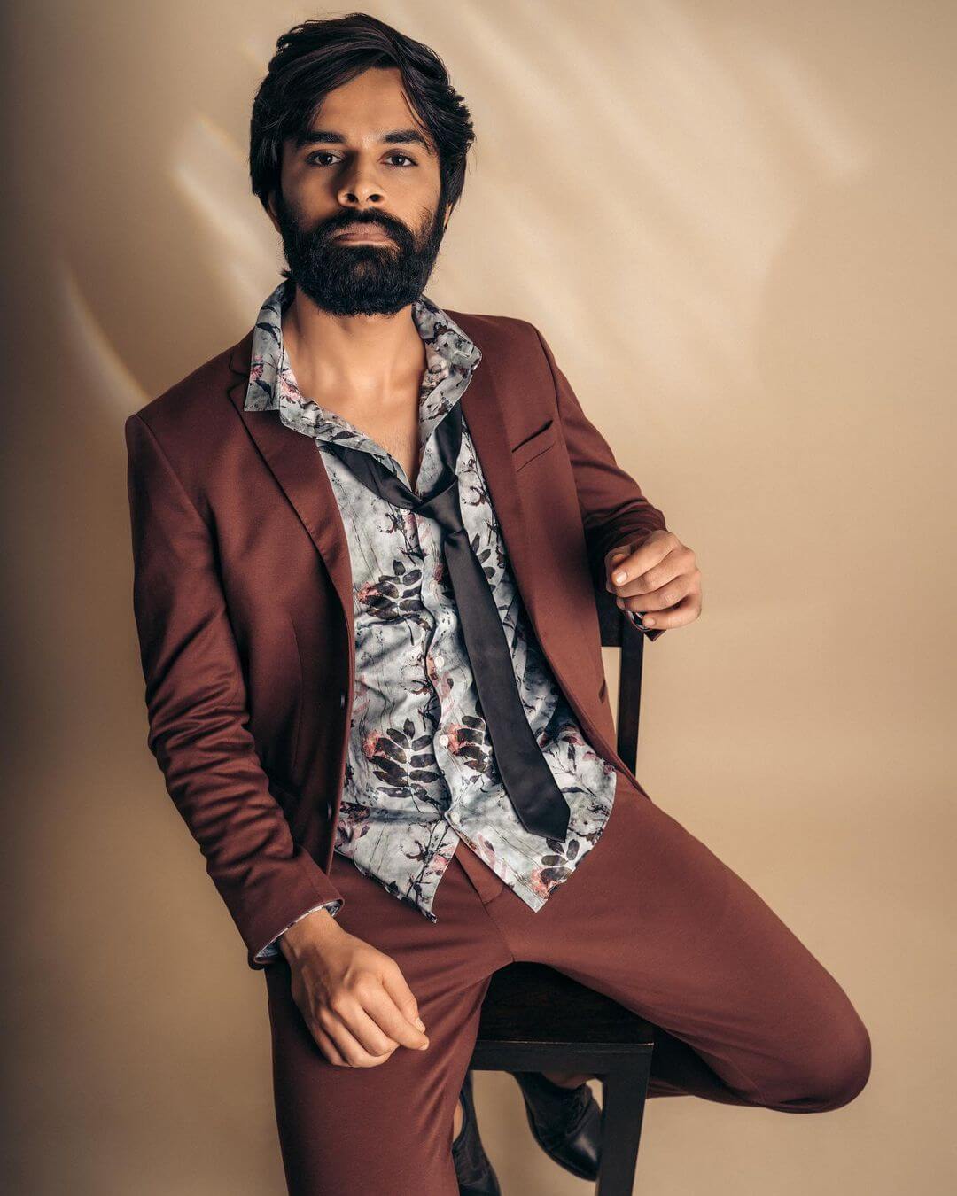 Actor Yash Soni in stylish suit