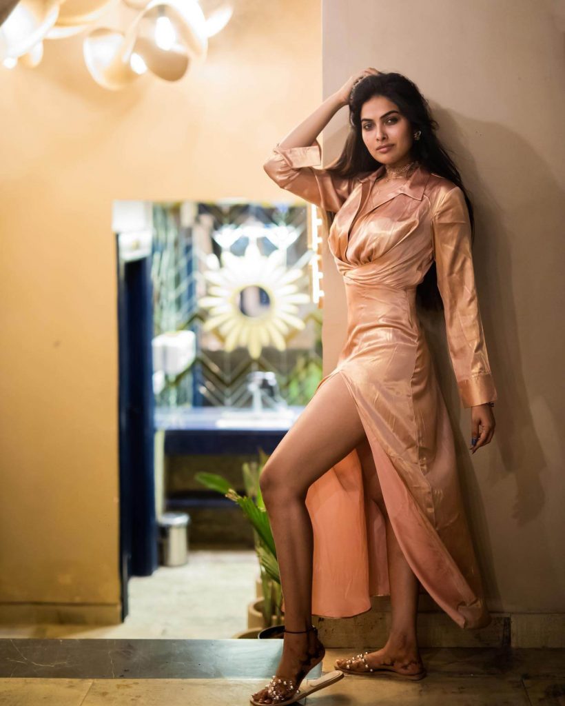 Actress Divi Vadthya in sexy gown
