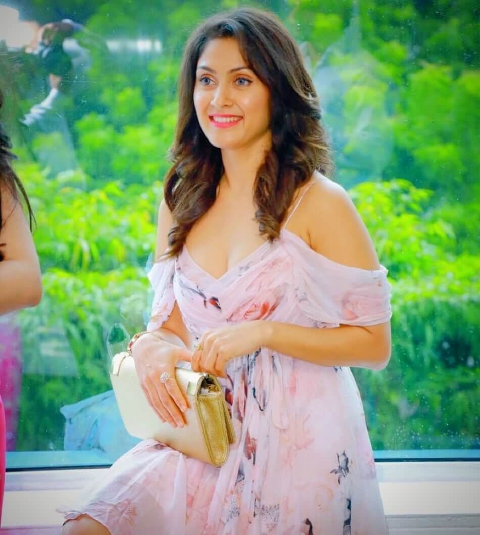 Actress Manjari Fadnnis in sexy pink gown