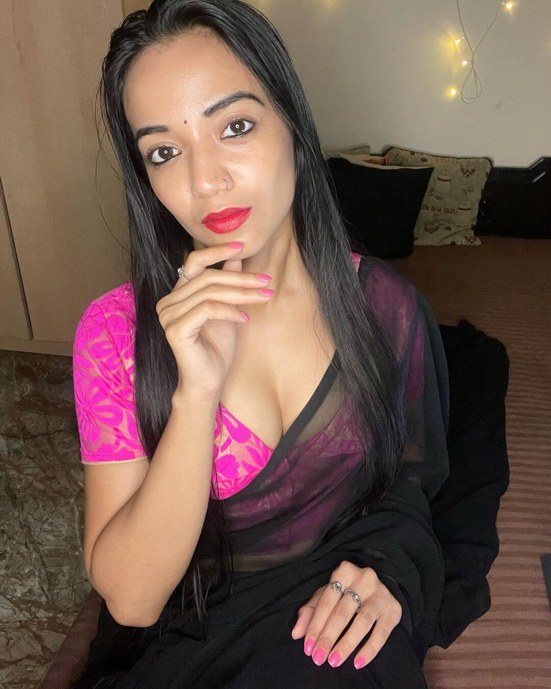 Actress Mishti Basu sexy shot in saree