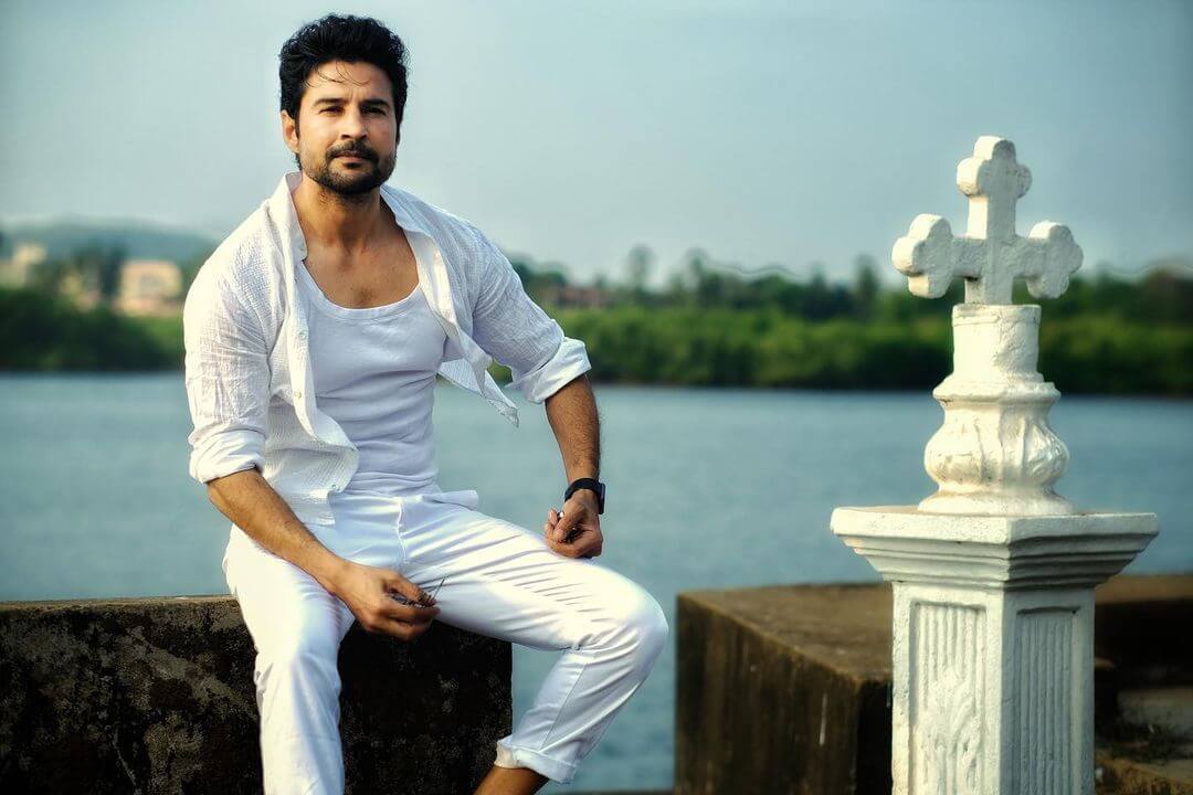 Actor Rajeev Khandelwal stylish look in white outfit 