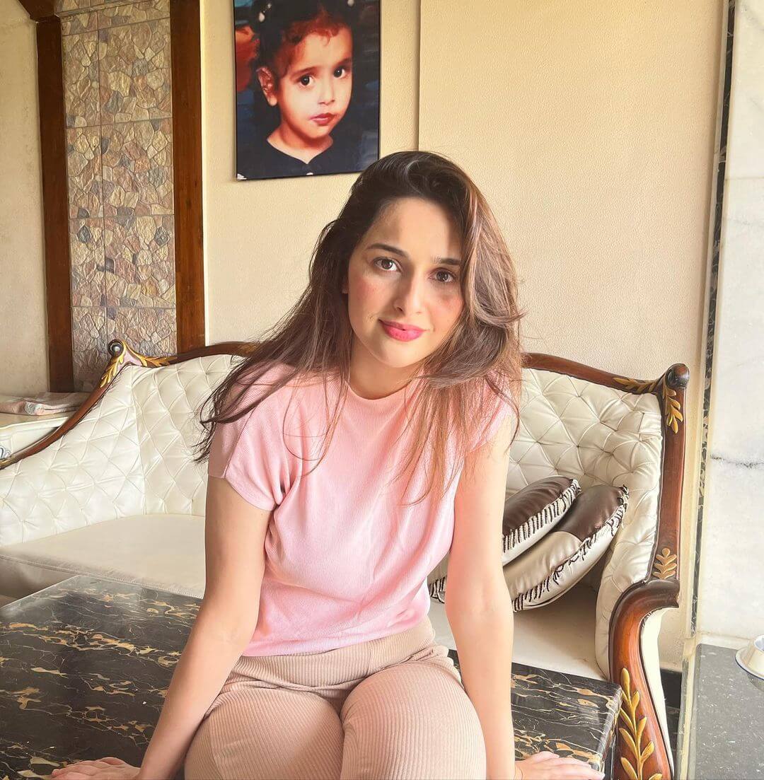 Actress Sadia Khateeb in stylish pink tshirt