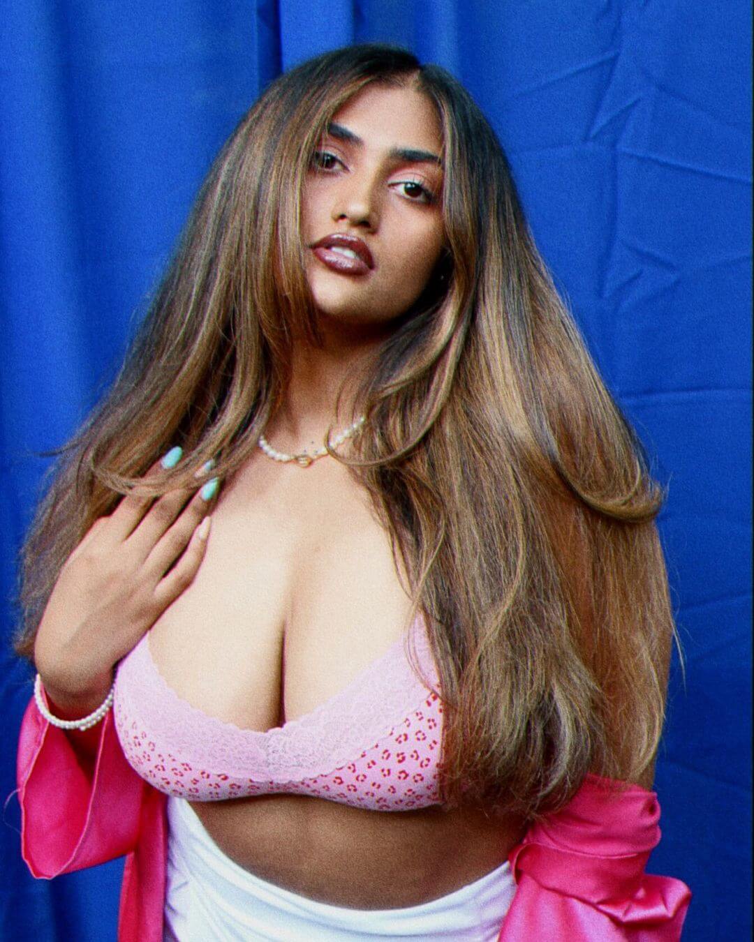 Actress Shreya Navile sexy shot in pink bra