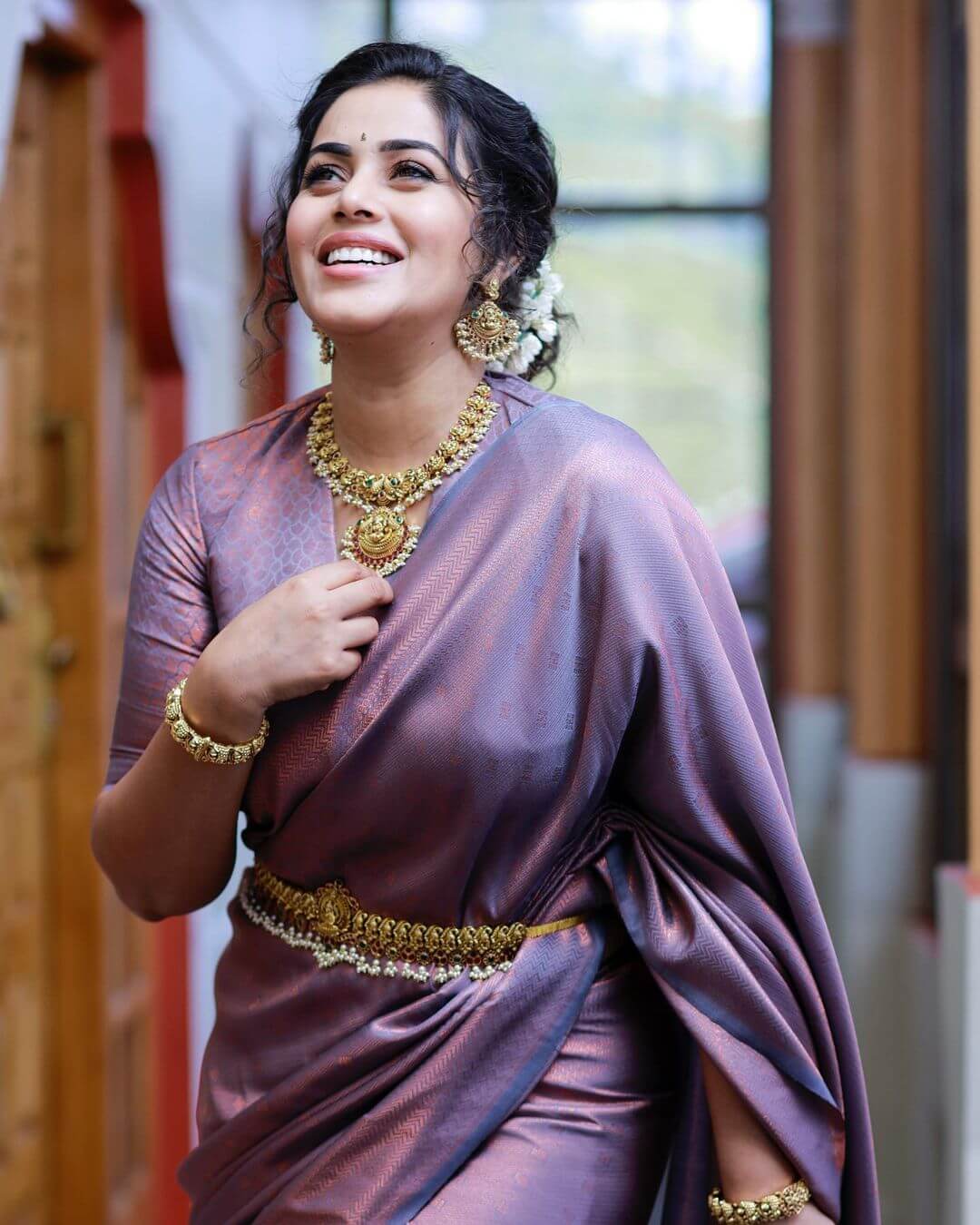 Actress Shamna Kasim in violet saree