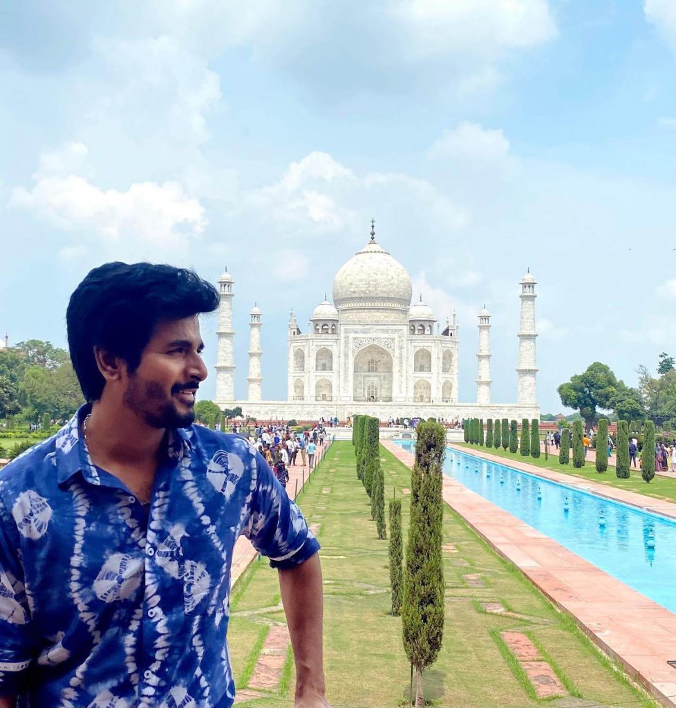 Actor Sivakarthikeyan in front of Taj mahal