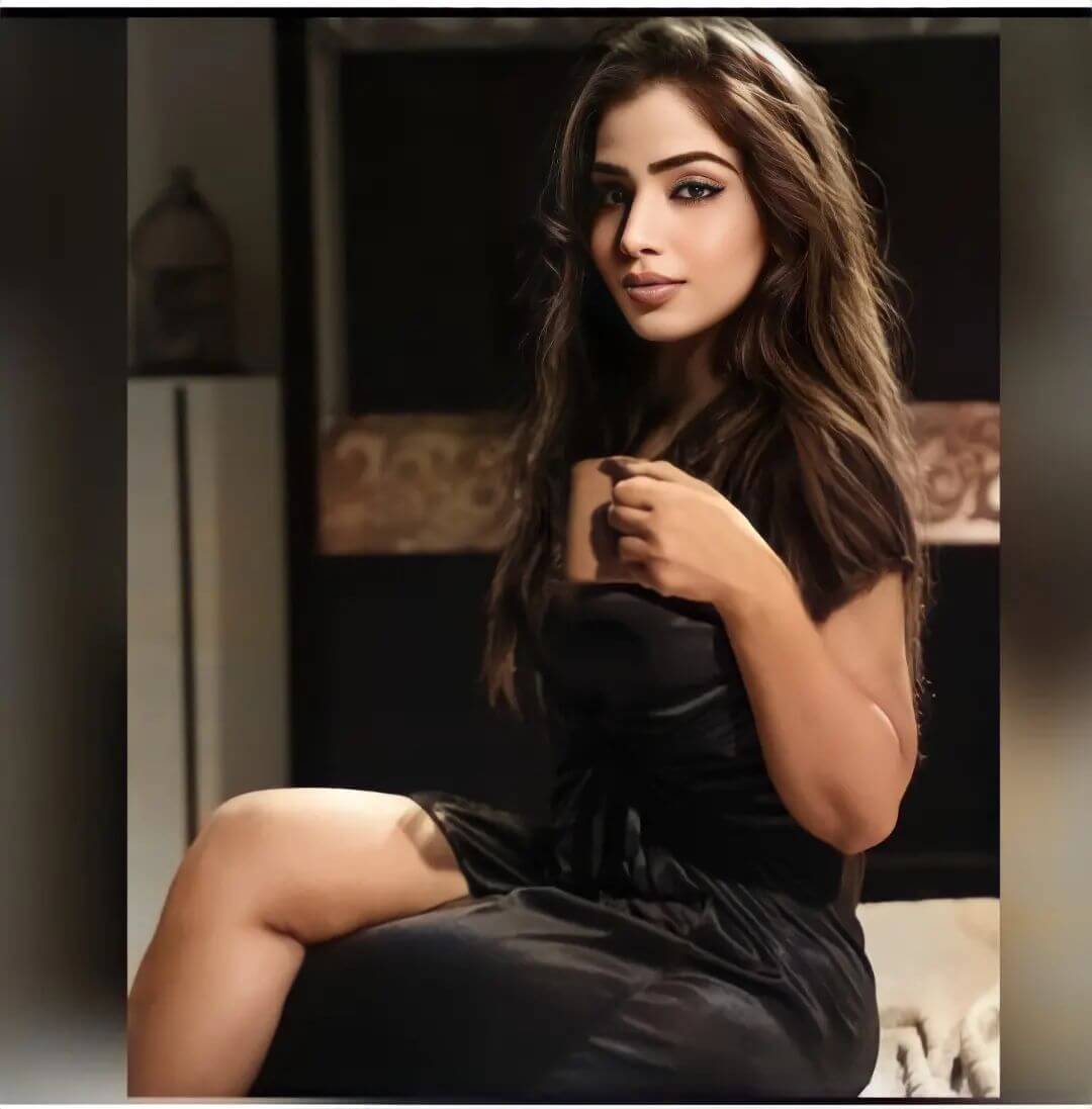 Actress Aayushi Jaiswal sex look in black outfit