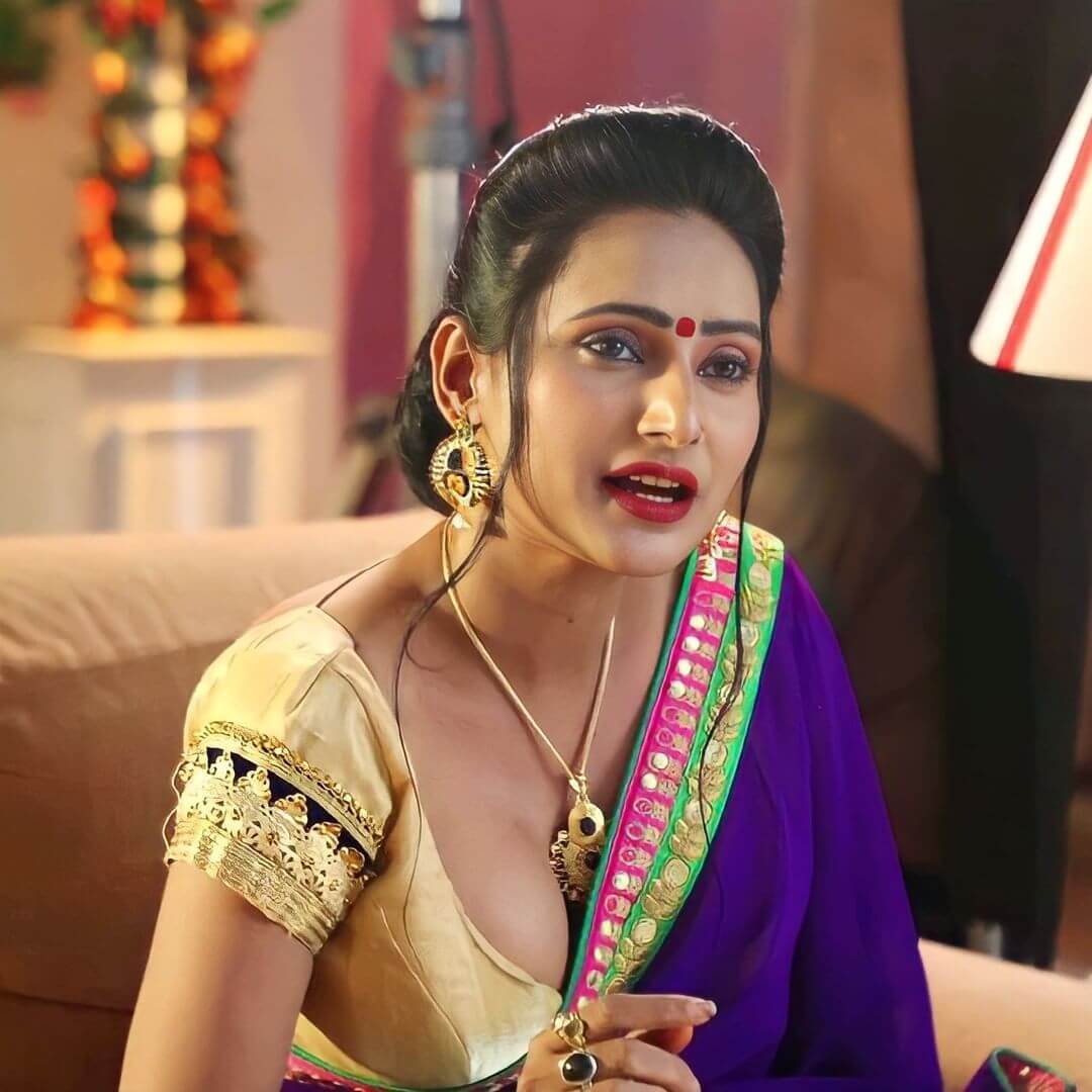 Actress Jayshree Gaikwad sexy close up in saree