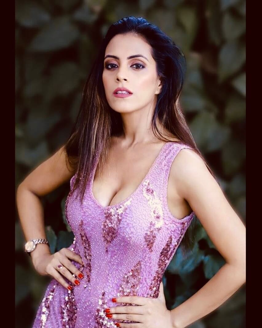 Actress Noor Malabika sexy pink sleeveless outfit 
