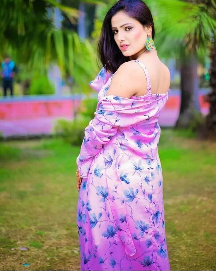 Actress Shyna Khatri sexy look