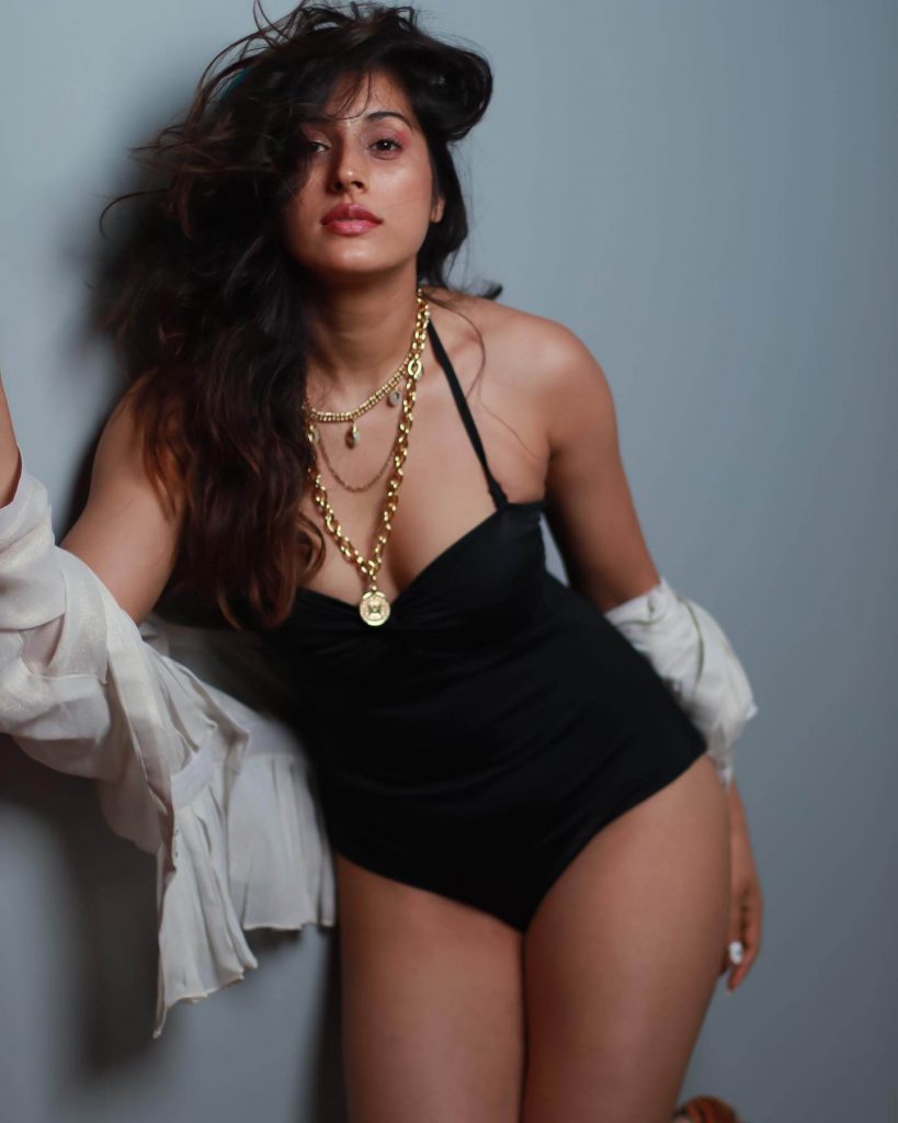 Actress Divinaa Thackur sexy close up in black swimsuit