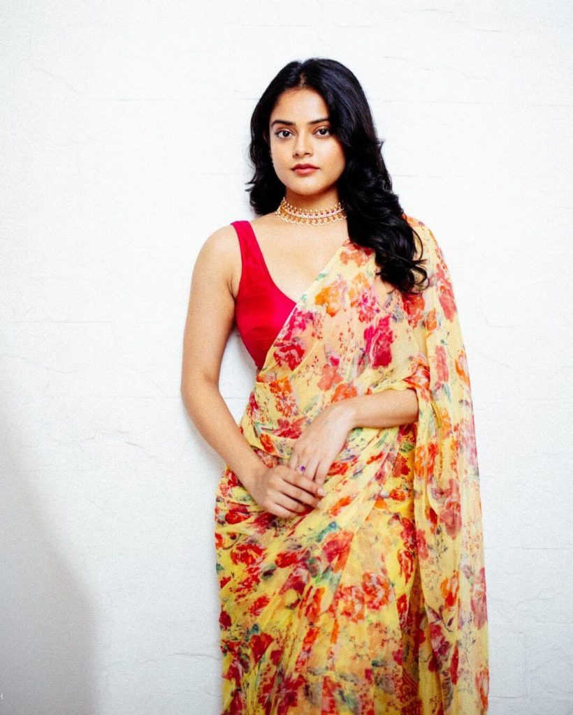 Actress Riddhi Kumar in saree and red sleeveless bouse