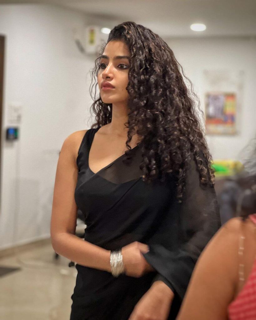 Actress Anupama Parameswaran sexy look in black saree