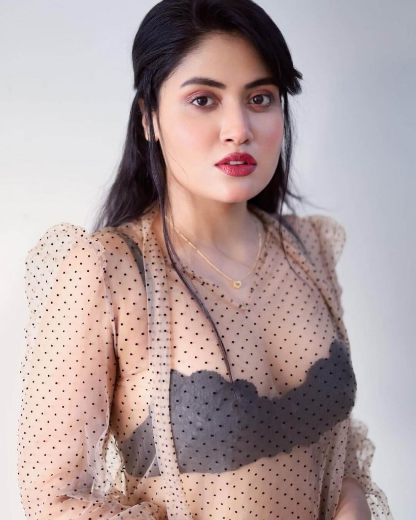 Actress Maanvi Chugh sexy close up