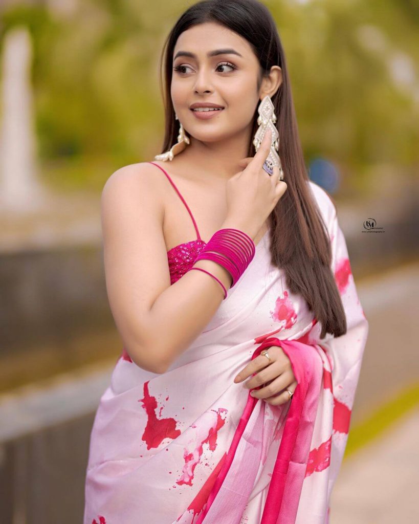 Actress Mokksha sexy look in saree and sleeveless blouse