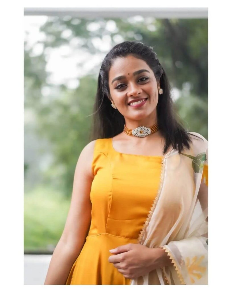 Actress Gayathrie Shankar close up in yellow sleeveless salwar 