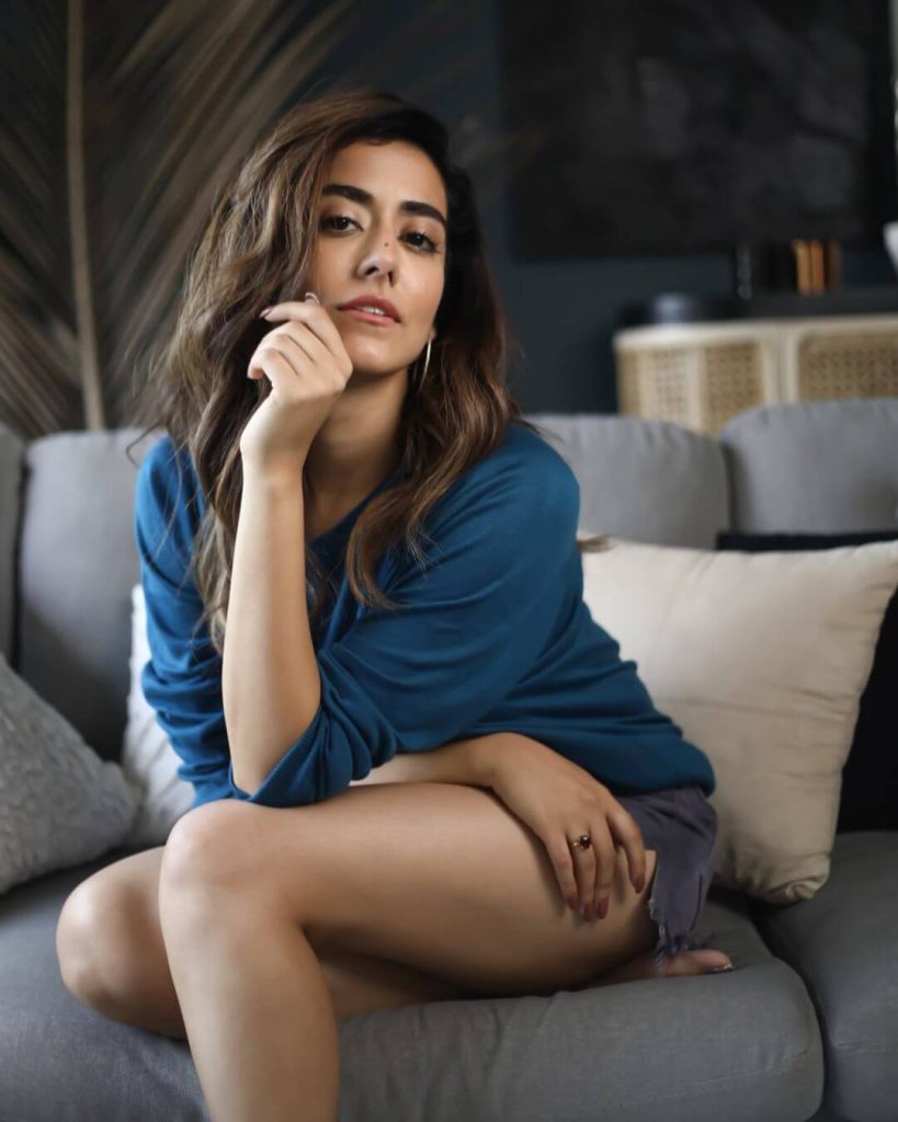 Jonita Gandhi close up in sexy outfit
