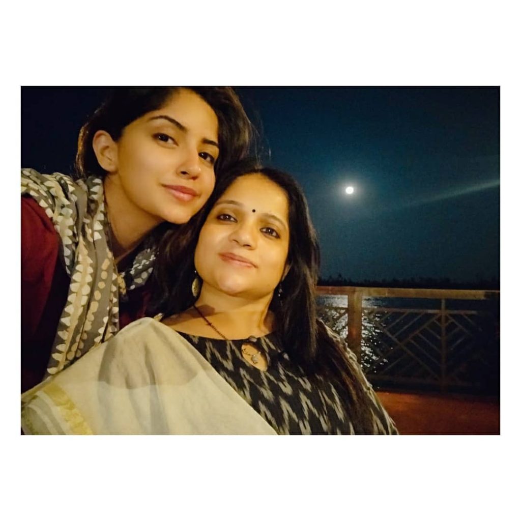 Kashmira Pardeshi with mother