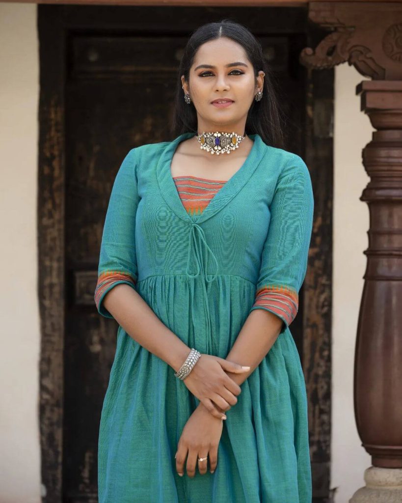 Lakshmi Priyaa Chandramouli stylish look