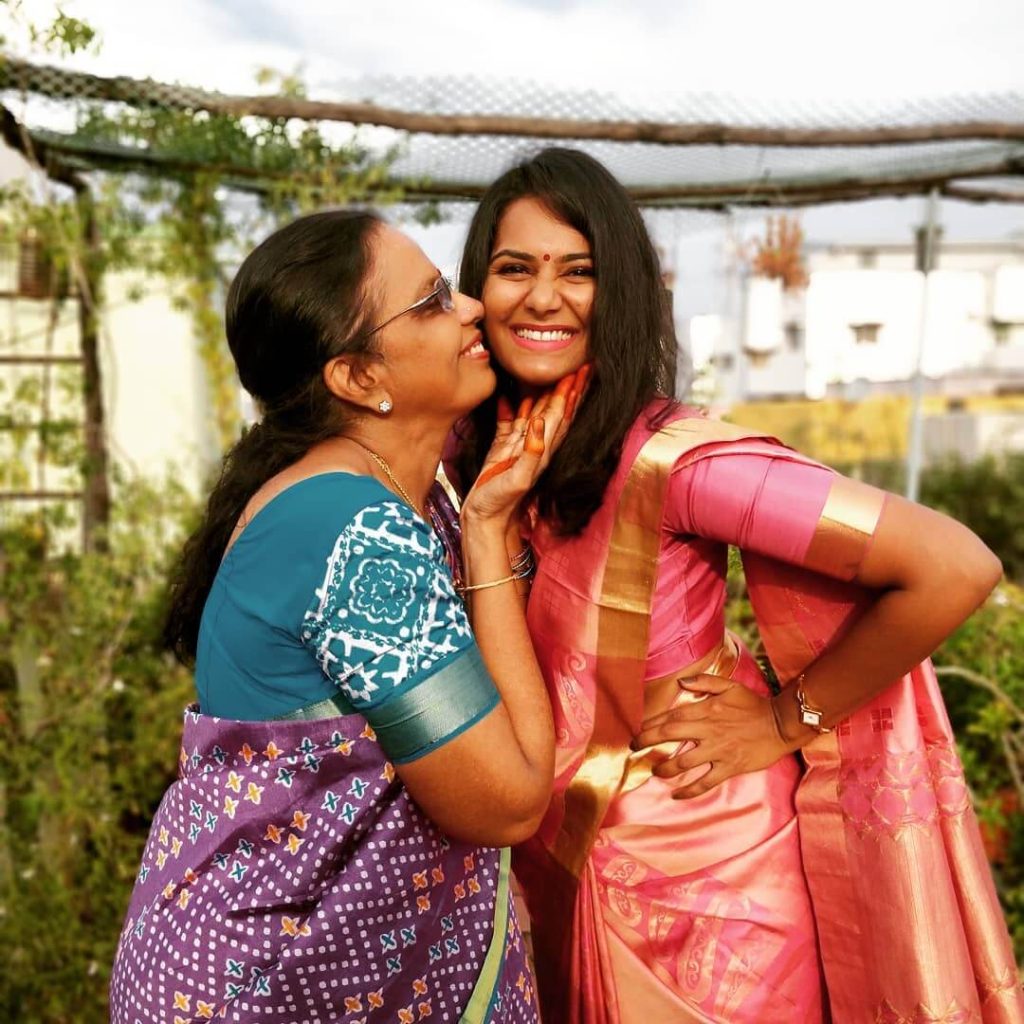 Lakshmi Priyaa Chandramouli with mother