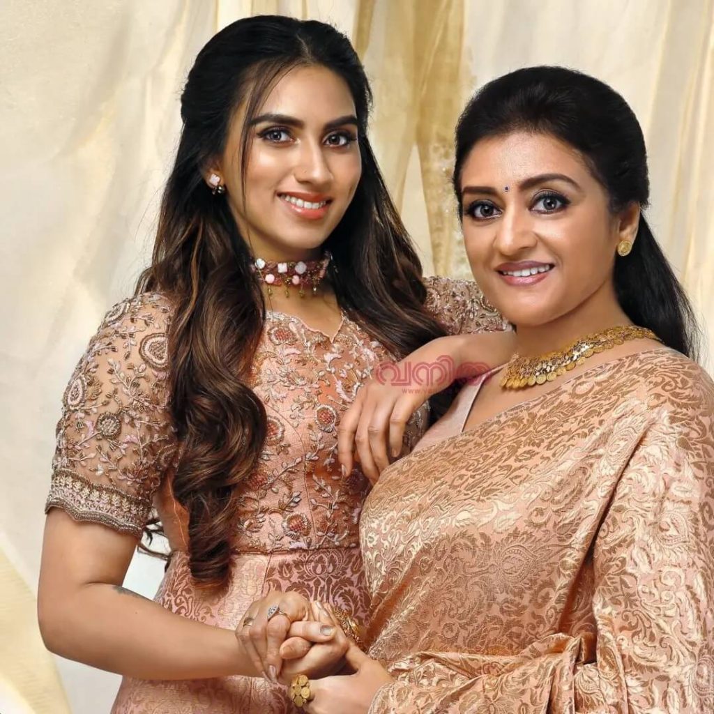 Malavika Jayaram with mother