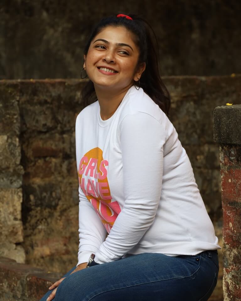 Actress Payel De close up in whilte full sleeve tshirt