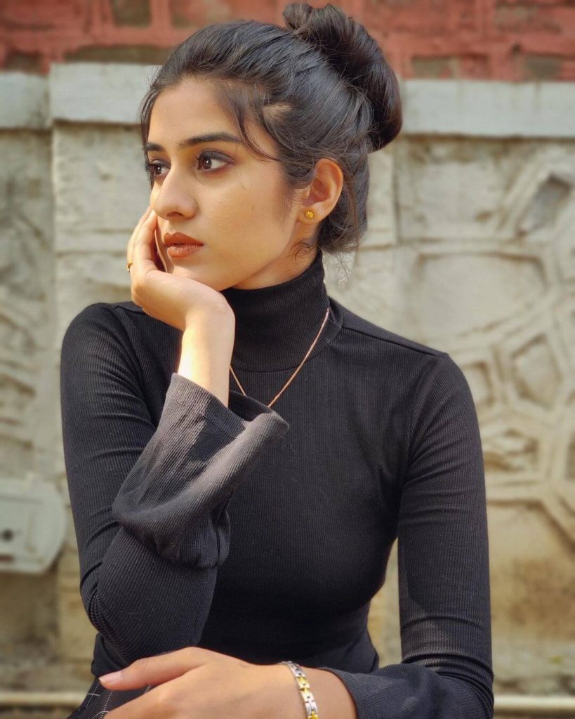 Actress Sakshi close up in black outfit