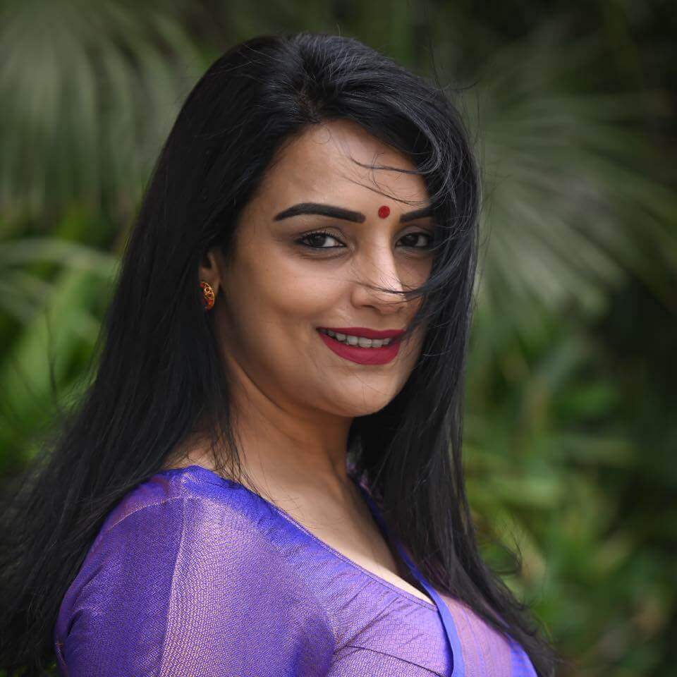 Actress Shwetha Menon close up in saree