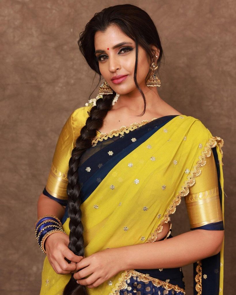 Actress Shyamala close up in saree