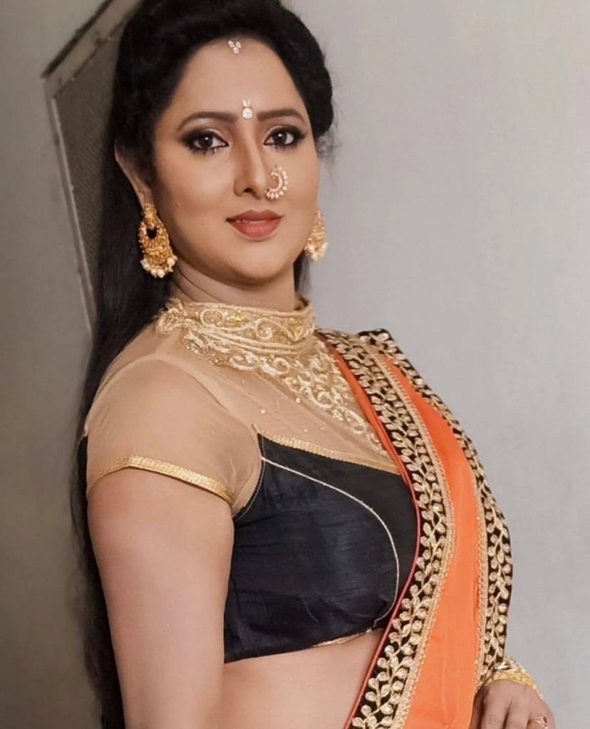 Actress Sripriya Shreekhar close up saree and sleeveless blouse