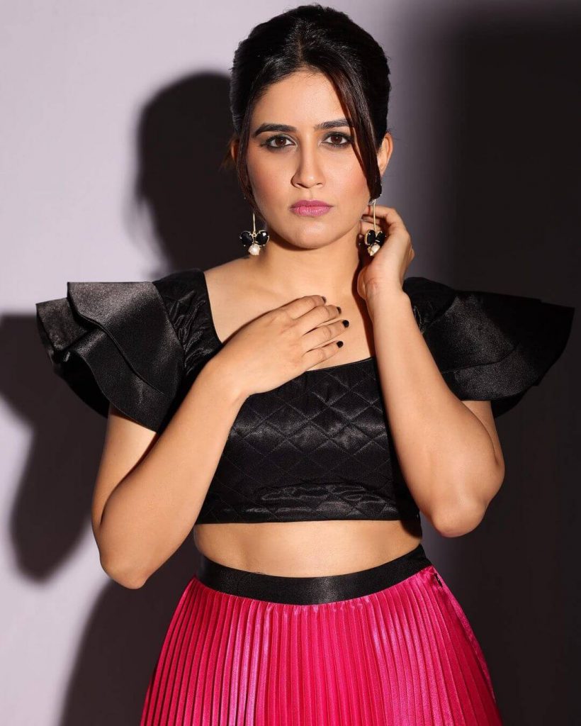 Actress Vaidehi Parashurami in black blouse and pink skirt