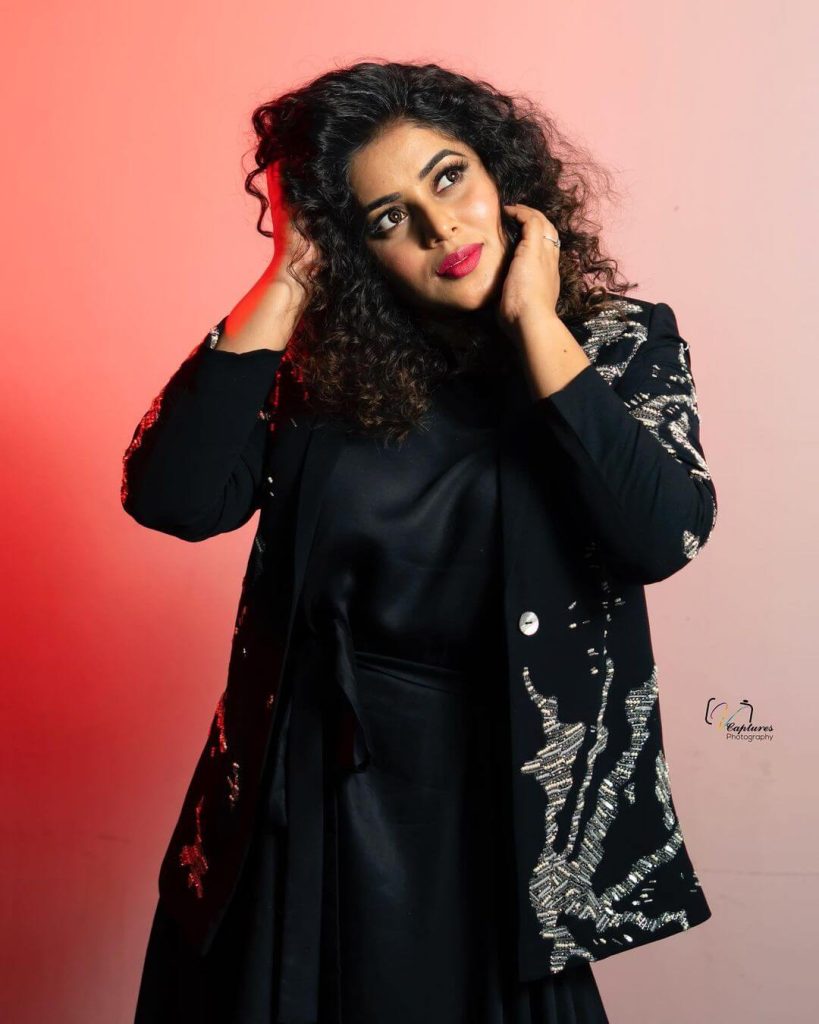 Actress Shamna Kasim in black attire