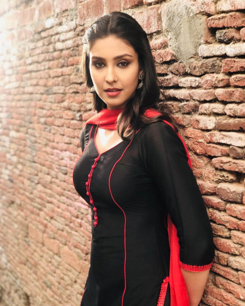 Actress Navneet Dhillon