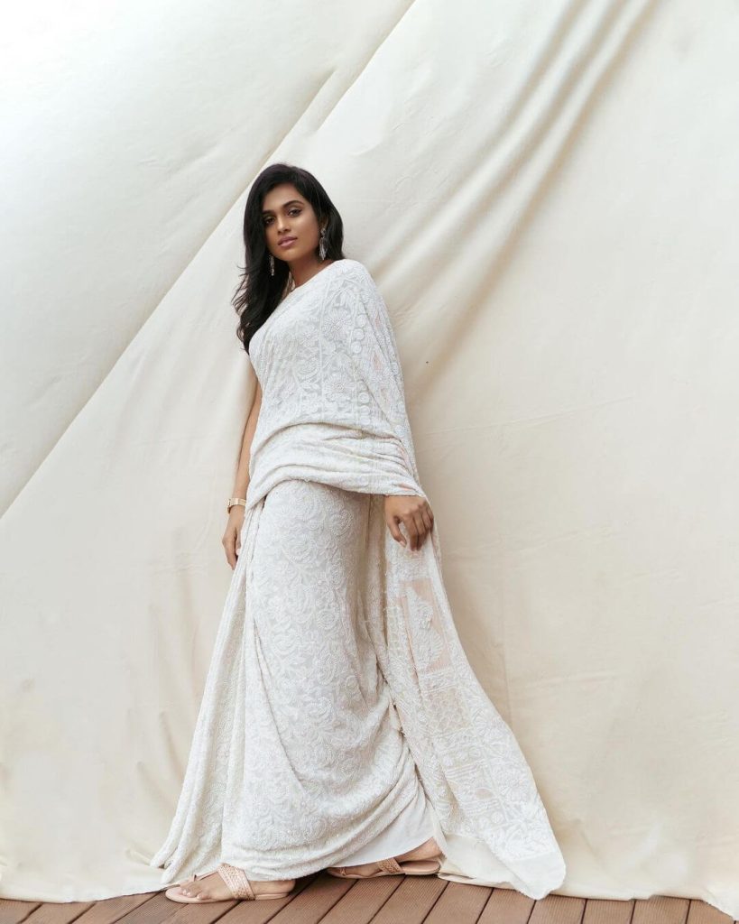 Actress Ramya Pandian Photo in white saree