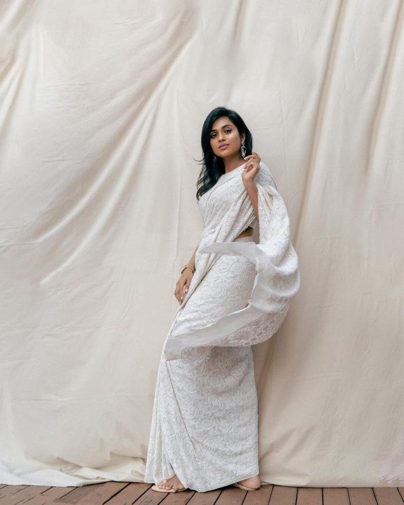Actress Ramya Pandian Photo in white saree